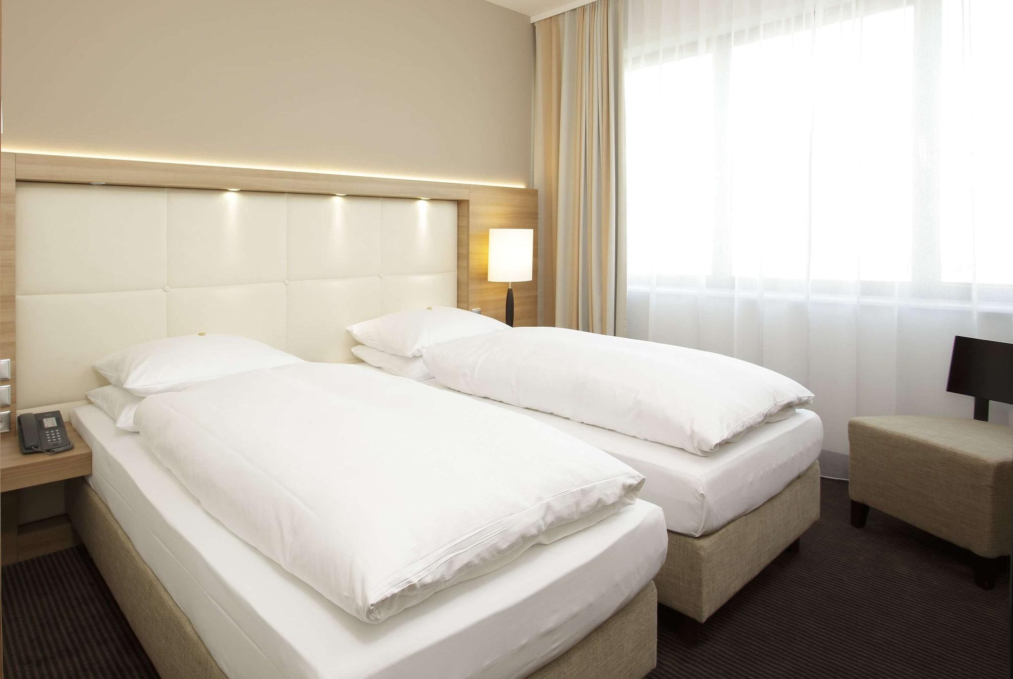 H4 Hotel Berlin Alexanderplatz Exterior photo