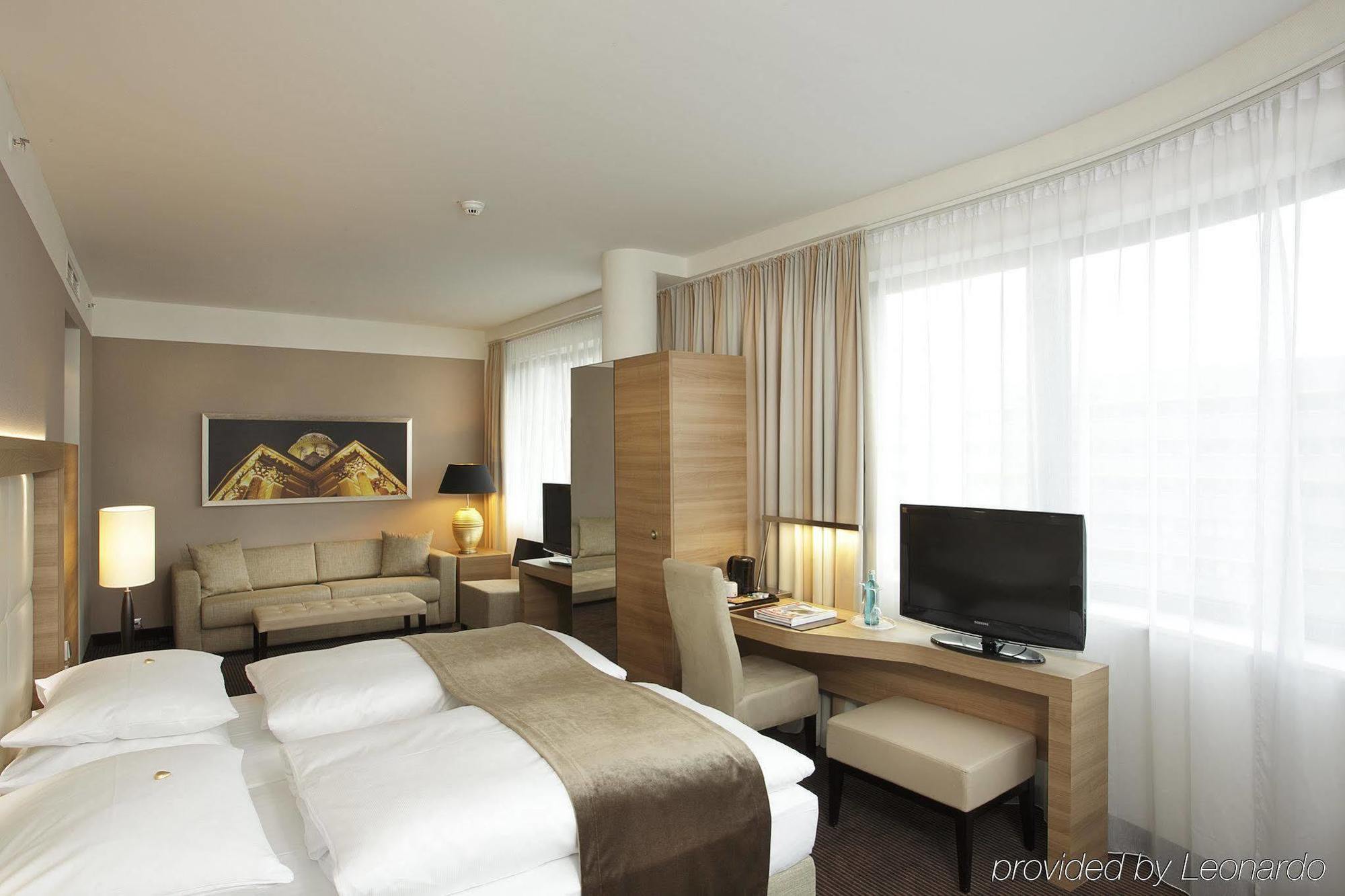 H4 Hotel Berlin Alexanderplatz Room photo