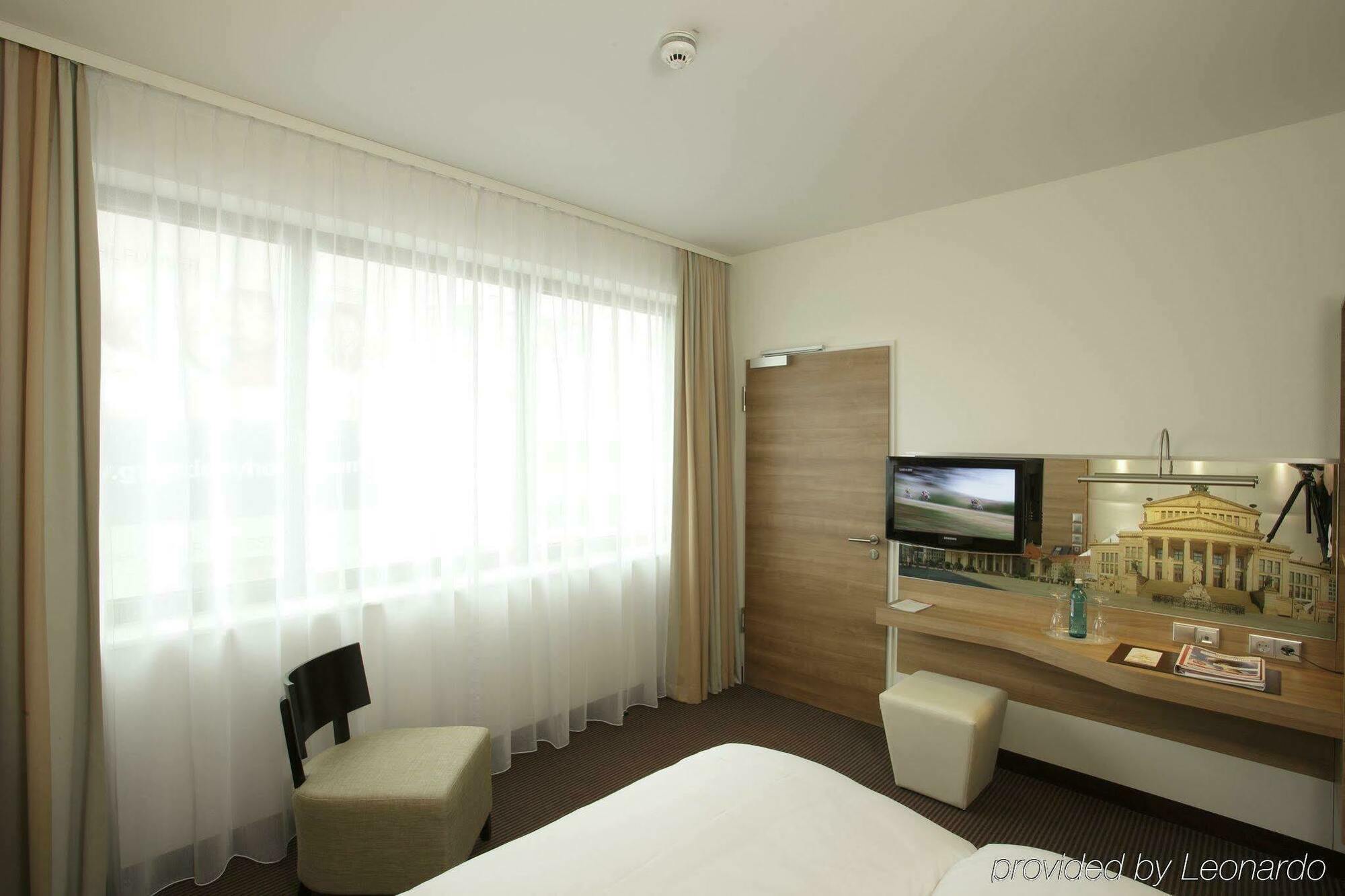 H4 Hotel Berlin Alexanderplatz Room photo